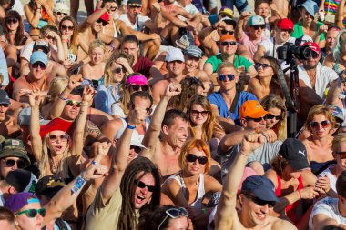 Odessa, Ukrayna -25 Ağustos 2017: büyük kalabalık, müzik sırasında rock konserinde hayranlarını gün boyunca. Seyirci kum Beach müzik ve spor festivali Z-Oyunlar sırasında