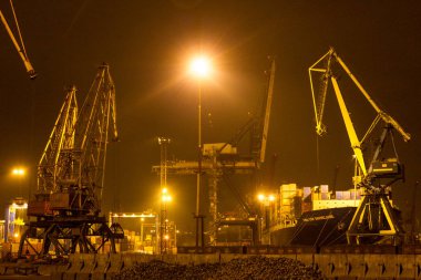 Odessa 27 Kasım: konteynerler içinde iyichevck seaport Denizcilik gemi üzerinde gece, gündüz, 27 Kasım 2012 yükleme boşaltma odessa, Ukrayna