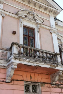 Eski büyümüş harap taş korkuluklar eski antika balkon. Yıkık merdivenler, parmaklıklar. Dekoratif sıva sütunları korkuluklar merdiven, balkon bina harap
