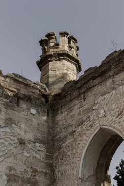 Mistik iç cephe terkedilmiş kalıntıları harap antik kale, binanın konak. Eski duvarlar, çöp ve çamur ile koridor mahvetti. Vandallar tarafından tahrip antik tarihi bina kalıntıları