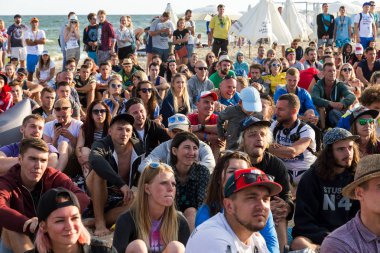 Odessa, Ukrayna -25 Ağustos 2017: büyük kalabalık, müzik sırasında rock konserinde hayranlarını gün boyunca. Seyirci kum Beach müzik ve spor festivali Z-Oyunlar sırasında