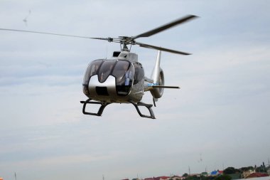 Odessa, Ukrayna - 4 Haziran 2013: Bulutlu bir günde yaz özel test ışık modern sivil helikopter iş sınıfı küçük bir özel Havaalanı sunumu
