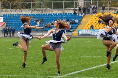 Odessa, Ukrayna - 21 Ekim 2017: Sahne alanı'nda çocuk. Genç çocuk topluluğu Stadyumu yeşil çimenlerin üzerinde Ulusal kostüm dans dans. Stadyumda dans çocuk