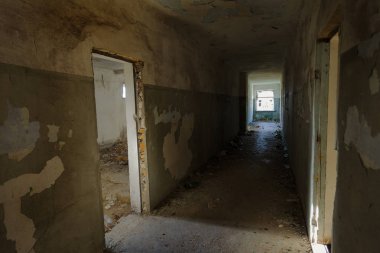 Terk edilmiş bir harabe binada bir antik 18. yy binası mistik iç, kalıntıları. Eski duvarlar, çöp ve çamur ile koridor mahvetti. Kalıp, alçı dekorasyon, kısma yok