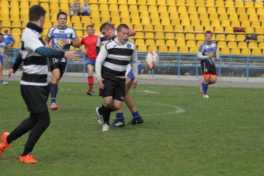 Odessa, Ukrayna - 29 Eylül 2018: Final Oyunları Şampiyonası Ukrayna'nın en güçlü takımları Rugby-7. Rugby topu alan üzerinde. Rugby topu için ağır mücadele sahip. Takım sporcular oyuncular sahada