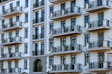 Yeni çoklu daire yüksek katlı apartman cephe. Yeni modern Multi apartman konut kompleksleri çok katlı blok konut condominiums birinde tipik bakış inşası