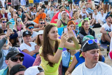 Odessa, Ukrayna -25 Ağustos 2017: büyük kalabalık, müzik sırasında rock konserinde hayranlarını gün boyunca. Seyirci kum Beach müzik ve spor festivali Z-Oyunlar sırasında