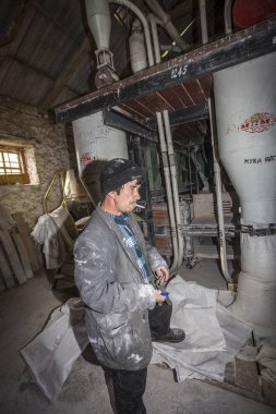 Odessa, Ukrayna - 10 Ekim 2014: bir küçük çiftlik otomatik modern fabrikaları buğday öğütme teknolojik üretim süreci. Özel tarım 10 Ekim 2014 Odessa, Ukrayna. 