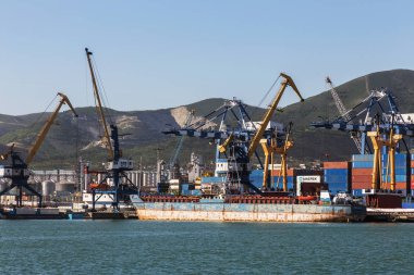 Novorossiysk, Rusya - 3 Mayıs 2018: Novorossiysk ticari liman döneminde ekonomik ve Rusya'nın yaptırımlar abluka. Ticari deniz Novorossiysk liman tam bir yük