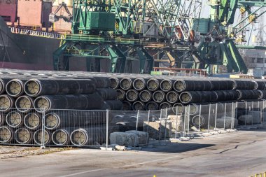 Varna, Bulgaristan - 21 Kasım 2015: sahipsiz gaz boruları kapalı Güney akışa için geniş çaplı bir proje - Rus doğalgaz Karadeniz'den Avrupa'ya taşımak için gaz boru hattı inşaatı.