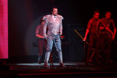 Odessa, Ukrayna, 17 Nisan 2012: Pop konser ikonik Rus şarkıcı Philip Kirkorov Odessa'daki. Ful ile parlak renkli ışık ve tiyatro gösterisi.