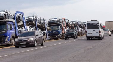 Odessa, Ukrayna 1 Eylül 2017: Araba taşıyıcıları arabaya taşımak. Özel kamyonlar arabayla taşımacılığı. Çok katmanlı ulaşım araçları için özel römork. Arabalar römork taşıma