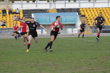 Odessa, Ukrayna - 29 Eylül 2018: Final Oyunları Şampiyonası Ukrayna'nın en güçlü takımları Rugby-7. Rugby topu alan üzerinde. Rugby topu için ağır mücadele sahip. Takım sporcular oyuncular sahada