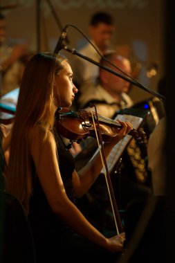 Odessa, Ukrayna - 19 Temmuz 2018: sahne alanı'nda Senfoni Orkestrası. Müzikal gösteri sahne tiyatro. Müzisyenler Senfoni Orkestrası, müzik aletleri. Caz Orkestrası sahne alanı'nda. Seçici odak