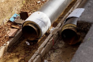 Odessa, Ukrayna - 2017 yaklaşık: Onarım şehir su kaynaklarının. Eski paslı metal borular plastik borular üzerinde değiştirme. Yeni modern teknolojiler kentsel mühendislik ağlar. Şehir su boru hattı