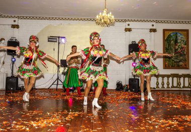 Odessa, Ukrayna - 4 Eylül 2015: Dans topluluğu parlak güzel elbiseli güzel seksi kız dans Ulusal Ukrayna ve Rus dans bir restoranda bir şölende.