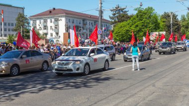 Novorossiysk, Rusya - 1 Mayıs 2018: Mayıs günü gösteri. Barış! İş! Mayıs! İnsanlar ile tatil geçit töreni sırasında Bayrak İşçi Bayramı kutlamak. 1 Mayıs günü tüm çalışan insanlar. Koloni içinde yürüyen insanlar