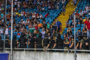 Odessa, Ukrayna 23 Temmuz 2018: Bir kalabalık futbol stadyumu. Ziyaret edenler stadyum standları dolu. Stadyumda futbol taraftarları. Taraftar standları sevinç, hafif ateş ve dalgalanan bayrak.