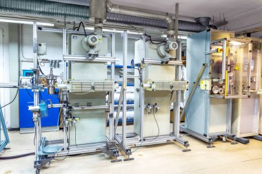 Güç elektrik kabloları ve optik lifler üreten bir modern bitki içinde parçası. İç modern üretim hattı. 
