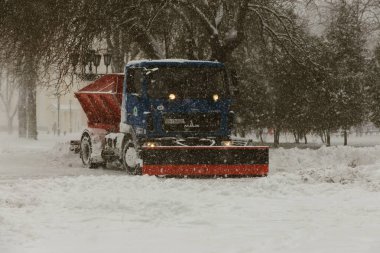 Odessa, Ukrayna-Ocak 16, 2018: Güçlü kar yağışı, Siklon kışın şehir sokaklarda. Arabalar karla kaplıdır. Kaygan yol. Kışın kötü hava: şiddetli kar yağışı ve kar fırtınası. Yayalar kar üzerinde gitmek