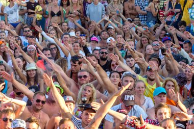 Odessa, Ukrayna -25 Ağustos 2017: büyük kalabalık, müzik sırasında rock konserinde hayranlarını gün boyunca. Seyirci kum Beach müzik ve spor festivali Z-Oyunlar sırasında