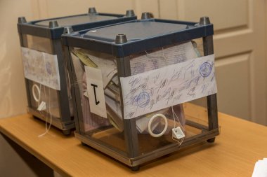 Odessa, Ukrayna - 25 Ekim 2015: bölgesel siyasi yerel milletvekilleri ve belediye başkanları da seçimleri sırasında yoklama istasyonu. Seçmenler oy almak ve kapalı oy sandığı dökme.