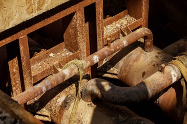 Eski büyük su boruları parçaları. Sonra uzun yıllar çalışma yok edilen metal boru yok edildi. Sebze çelik boru delik korozyon ile. Paslı metal boru. Seçici odak