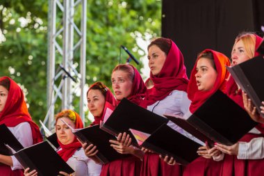 Odessa, Ukrayna - 28 Temmuz 2018: Kilise korosuna açık yaz Tiyatrosu önünde veliler ve konuklar Kiev Rus vaftiz sırasında Ortodoks Christian bayram gerçekleştirir