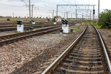 Odessa, Ukrayna - 28 Eylül 2015: Ukrayna Demiryolları trenlerle yük hareketi. Demiryolu kavşak. Demiryolu üzerinde işaretler. Tren trafik ışıkları. Biçimini değiştirme.