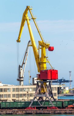 Odessa, Ukrayna - 15 Nisan: Endüstriyel büyük deniz kargo vinçler bağlantı noktası kargo 15 Nisan 2014 Odessa Limanı kargo konteyner terminali, deniz gemi yükleme ticaret dock Odessa Limanı Deniz Odessa, Ukrayna 