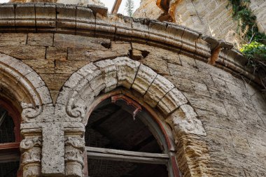 Mistik iç cephe terkedilmiş kalıntıları harap antik kale, binanın konak. Eski duvarlar, çöp ve çamur ile koridor mahvetti. Vandallar tarafından tahrip antik tarihi bina kalıntıları