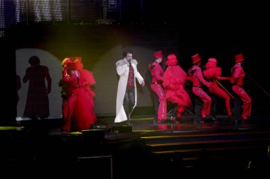Odessa, Ukrayna, 17 Nisan 2012: Pop konser ikonik Rus şarkıcı Philip Kirkorov Odessa'daki. Ful ile parlak renkli ışık ve tiyatro gösterisi.