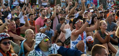 Odessa, Ukrayna -25 Ağustos 2017: büyük kalabalık, müzik sırasında rock konserinde hayranlarını gün boyunca. Seyirci kum Beach müzik ve spor festivali Z-Oyunlar sırasında