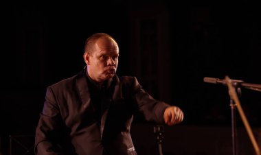 Odessa, Ukrayna - 19 Temmuz 2018: sahne alanı'nda Senfoni Orkestrası. Müzikal gösteri sahne tiyatro. Müzisyenler Senfoni Orkestrası, müzik aletleri. Caz Orkestrası sahne alanı'nda. Seçici odak