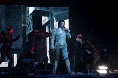 Odessa, Ukrayna, 17 Nisan 2012: Pop konser ikonik Rus şarkıcı Philip Kirkorov Odessa'daki. Ful ile parlak renkli ışık ve tiyatro gösterisi.