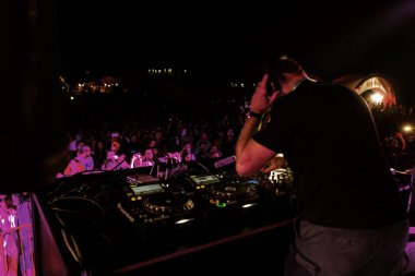 Odessa, Ukrayna - 22 Ağustos 2017: ünlü Dj sarkaç müzik festivali Z-Oyunlar gece sahnede çalıyor. DJ gece kulübünde gerçekleştirme sarkaç