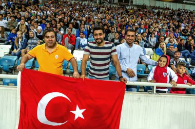 Odessa, Ukrayna - 15 Eylül 2016: Aktif futbol tribün taraftarlara
