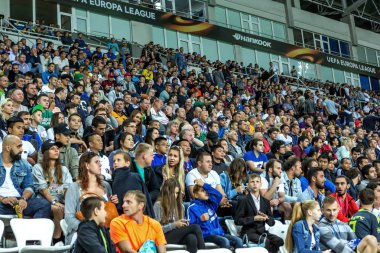 Odessa, Ukrayna - 15 Eylül 2016: Aktif futbol tribün taraftarlara