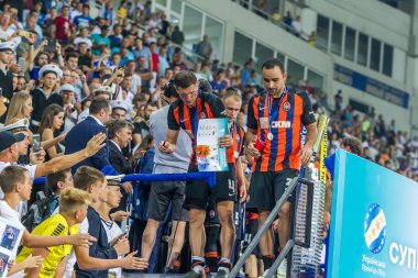 Odessa, Ukrayna 23 Temmuz 2018: Bir kalabalık futbol stadyumu. Ziyaret edenler stadyum standları dolu. Stadyumda futbol taraftarları. Taraftar standları sevinç, hafif ateş ve dalgalanan bayrak.