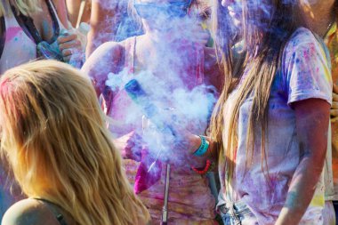 Odessa, Ukrayna - 5 Ağustos 2017: Gençler, bayanlar baylar bayram tatil sırasında renkli toz içine atma iyi eğlenceler. Festivali renkli boya. renkler aşk festival. Renk fest