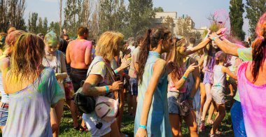 Odessa, Ukrayna - 5 Ağustos 2017: Gençler, bayanlar baylar bayram tatil sırasında renkli toz içine atma iyi eğlenceler. Festivali renkli boya. renkler aşk festival. Renk fest