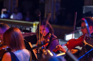 Odessa, Ukrayna 14 Ağustos 2018: Müzikal gösteri, çeşitli Senfoni Orkestrası Odessa Ulusal Opera ve Bale Tiyatrosu sahnesinde. Orkestra Enstrümanları müzisyenler sahne tiyatro sahne,