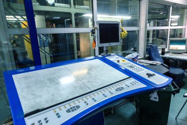 İşlem yazdırma dolaşım haber gazetesinin çalışma. İşlemde çalışan gazete ile konveyör bant. Basılı ürünler yazdırırken modern baskı donanımları çalışmalarını