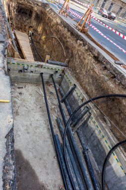 Odessa, Ukrayna-Ekim 18,2015: Modern teknolojileri bina. Yükleme noktası'nın altında otoyol delme tarafından plastik boru. Kablo ve boru çekme yeraltı Stroebe delinmiştir. Modern karmaşık plastik boru döşeme