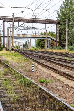Tren. Ukrayna'nın Demiryolları nodal Kavşağı. Demiryolu ulaşım altyapısı. Kriz sırasında Ray üzerinde lojistik yük azaltılmış.