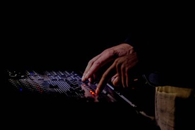 Odessa, Ukrayna 25 Ağustos 2017: Karizmatik disk jokey. DJ gece kulübü en iyi, ünlü Cd çalarda parti sırasında çalış. EDM, parti kavramı, müzik parti. Dj-Dj için karıştırma için donatım