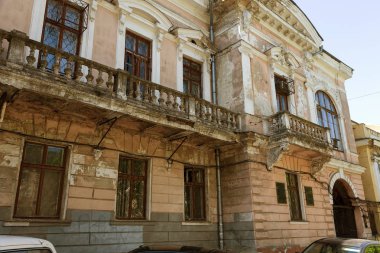 Eski büyümüş harap taş korkuluklar eski antika balkon. Yıkık merdivenler, parmaklıklar. Dekoratif sıva sütunları korkuluklar merdiven, balkon bina harap