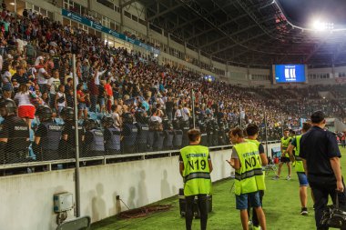 Odessa, Ukrayna 23 Temmuz 2018: Bir kalabalık futbol stadyumu. Ziyaret edenler stadyum standları dolu. Stadyumda futbol taraftarları. Taraftar standları sevinç, hafif ateş ve dalgalanan bayrak.