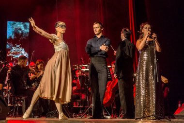 Odessa, Ukrayna - Ağustos 8,2018: bale dansçıları çifti ise şarkı şarkıcı aşkın romantik dansı dans etmek. Kadın ve erkek birlikte beyaz dans sahnede dans ediyorlar. Bale ve modern koreografi