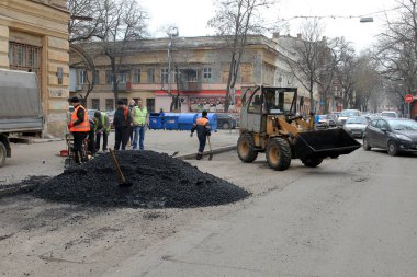 Odessa - 3 Nisan: işçi tamir yol asfalt yol yok kış frosts sonra kentsel planlama onarım programı kapsamında oluşan bir ekip. 3 Nisan 2014 Odessa, Ukrayna